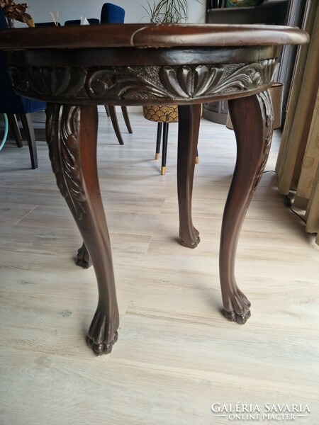 Table with lion's legs
