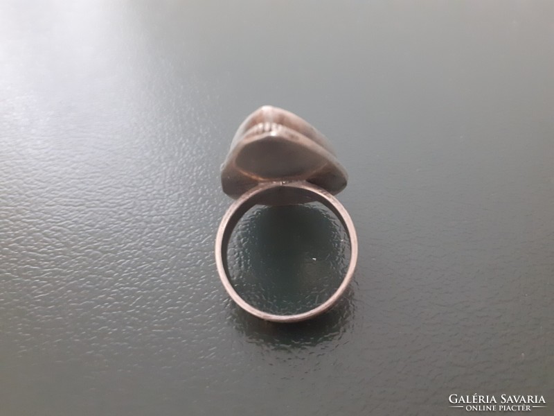 Silver ring with a large labradorite gemstone. 11.51 grams