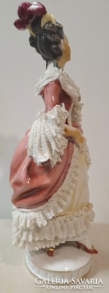 Porcelán csipke ruhás hölgy figura