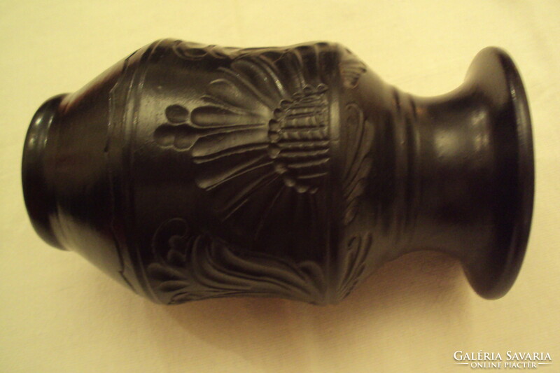 KORONDI fekete kerámia váza, tulipános karcolt motívummal,talpán jelöléssel.