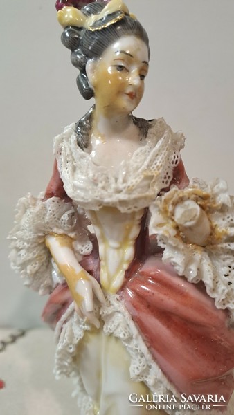 Porcelán csipke ruhás hölgy figura