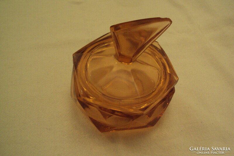 Mézszínű,szögletesített alakú, öntött üveg bonbonier, dizájnos fogóval.