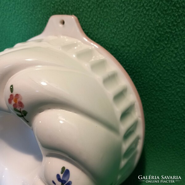 White and floral, ceramic kuglóf form, baking form, wall decoration.