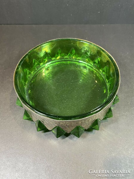 Zöld üveg kínáló