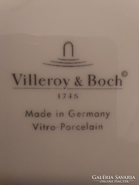 Villeroy & Boch tányérok,és egy fűszertartó.