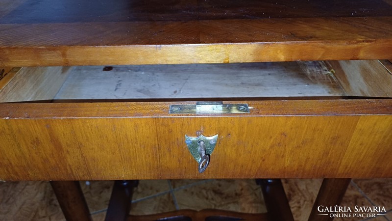 Antik Biedermeier fiókos iróasztal varróasztal kulccsal zàrható ,akàr szèkkel is .Kecses darab.Videó