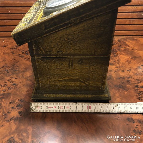 Table clock with an antique effect, built in a wooden box