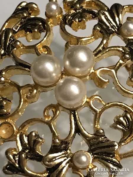 Elegant brooch with pearls, 4 cm diameter