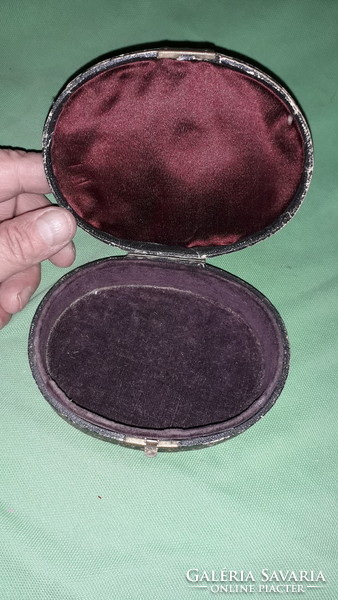 19. sz. vége - Antik rézkapcsos keményített masé ajándékdoboz belül bársony 11x8,5x4cm képek szerint