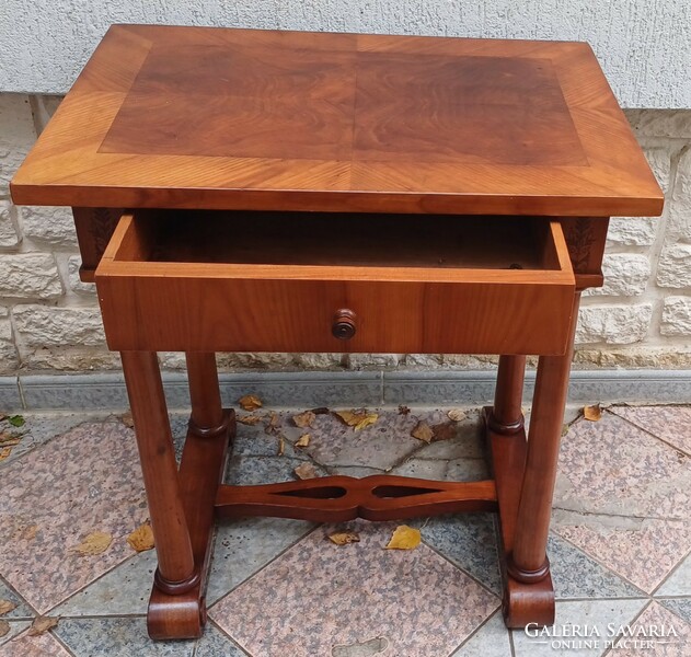 Antique Biedermeier desk with drawers, sewing table can be locked with a key, even with chairs. Graceful piece. Video