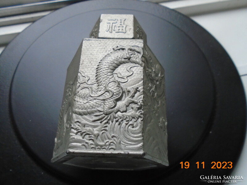 20.sz kínai jelzett 6 szögletes teafűtartó,díszes dombor sárkány mintával,kalligrafikus fedéllel