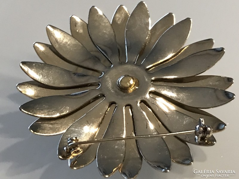 Daisy-shaped brooch with enameled petals, crystal center, diameter 6.7 cm