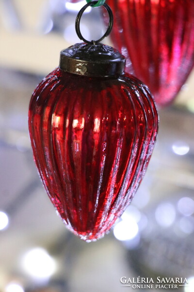 Ribbed, cone-shaped metal Christmas tree decoration
