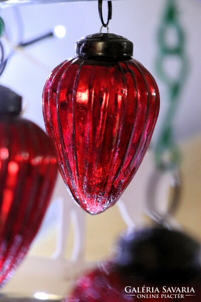 Ribbed, cone-shaped metal Christmas tree decoration