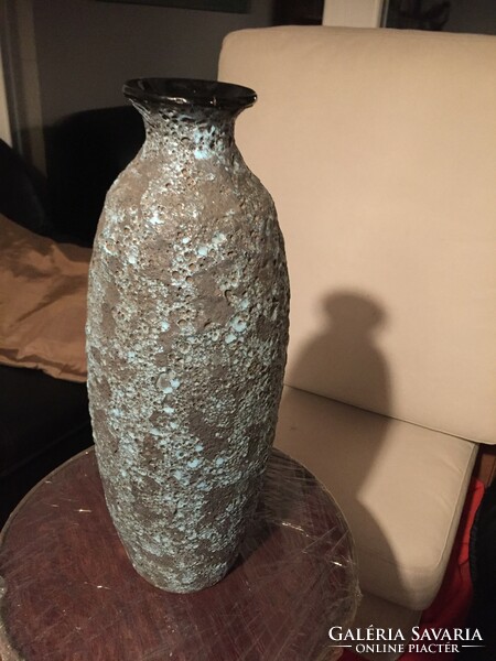 Bod Éva nagyméretű samott/fatlava kerámia vázája (2.sz.D)