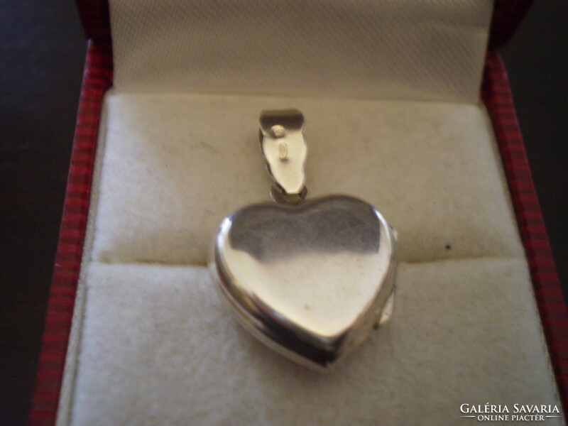 Silver heart pendant with photo holder