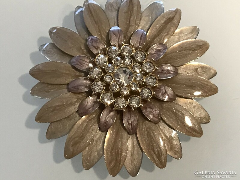 Daisy-shaped brooch with enameled petals, crystal center, diameter 6.7 cm