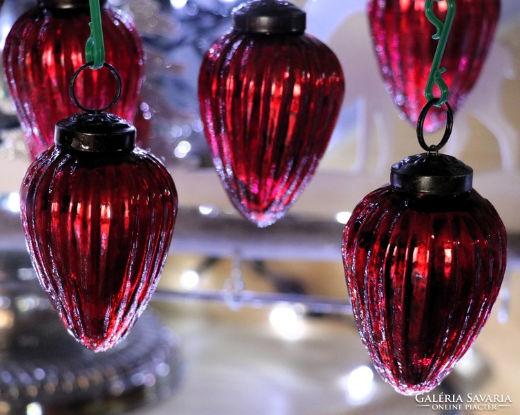 Ribbed, cone-shaped metal Christmas tree decoration