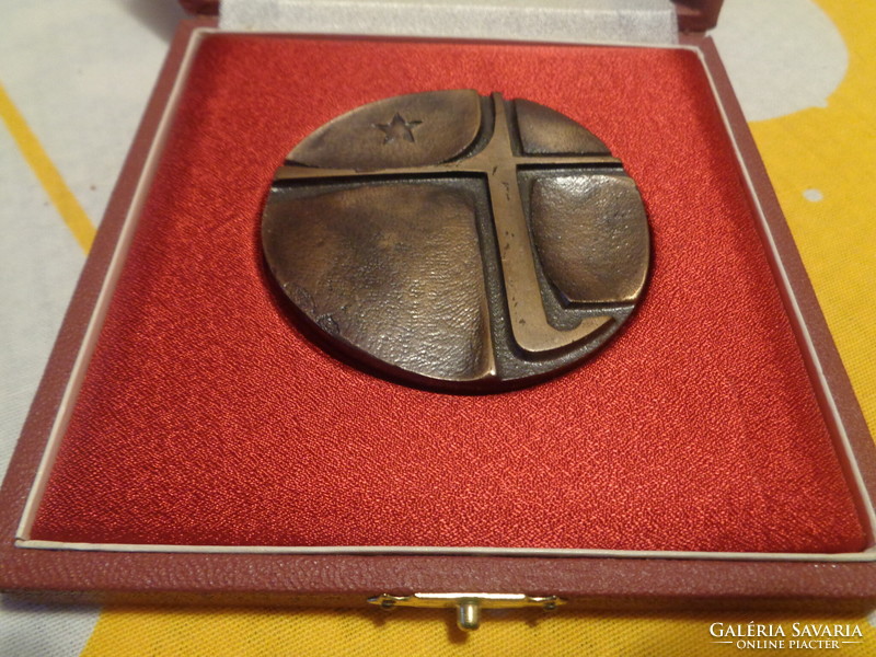 Tanárképző  Főiskola Pécs 1948 . bronz plakett  díszdobozában , 63 x 4 mm