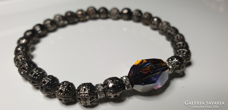 Metal sphere bracelet with polished glass ornament