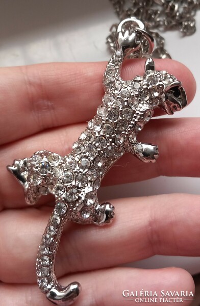 Gyémánt csiszolású ezüstözött lánc strasszköves jaguár medállal.