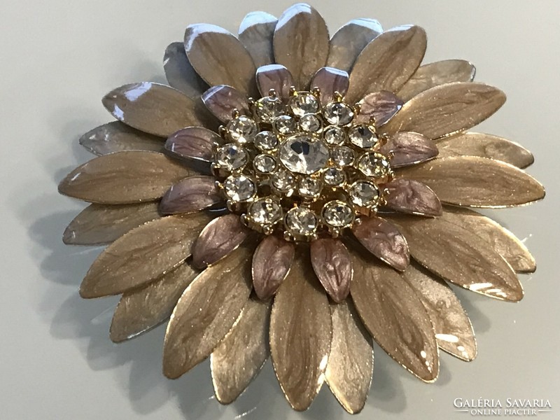 Daisy-shaped brooch with enameled petals, crystal center, diameter 6.7 cm