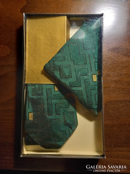 Necktie with handkerchief in decorative box, old