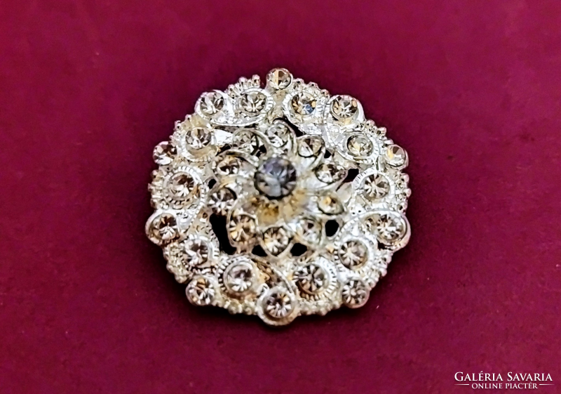 Clear crystal flower brooch with silver-plated socket 7