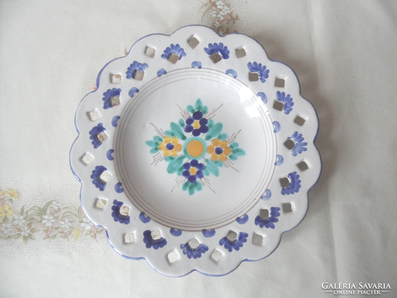 Habán porcelain wall plate with openwork edge