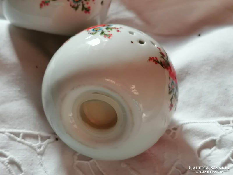 Porcelán virágos, dekoratív illatosító gömbök párban.