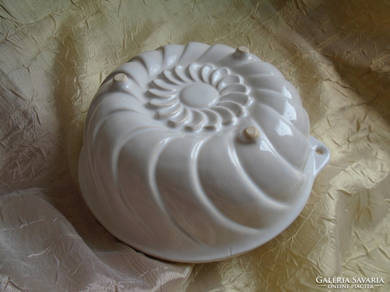 Fehér, kerámia sütőforma.  Átm. 18.3 cm.
