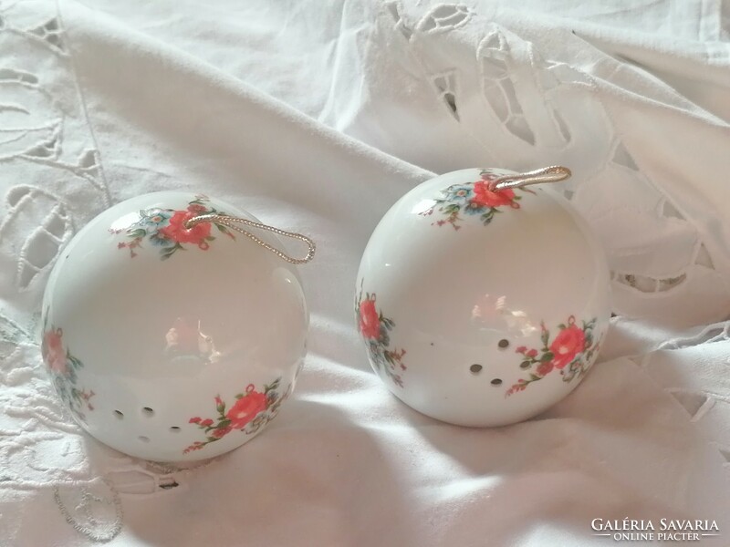 Porcelán virágos, dekoratív illatosító gömbök párban.