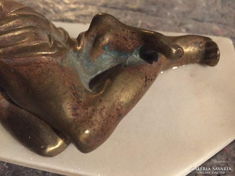 Alvó férfi - bronz kisplasztika márvány lapon (FÉD)