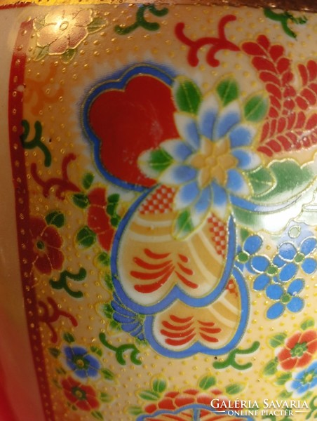 Gyönyörű kínai porcelán váza festett életképpel, virágos peremmintákkal,  35 cm.