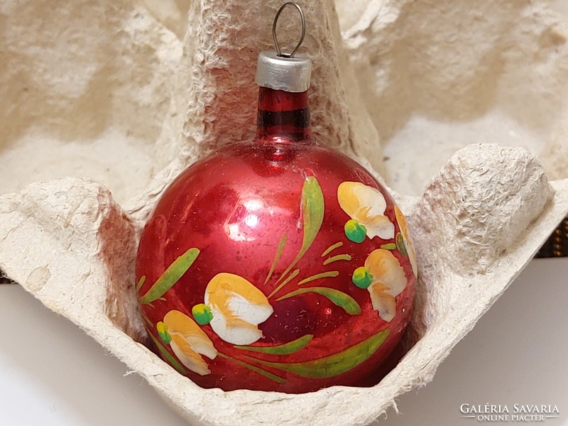 Régi üveg karácsonyfadísz piros festett virágos gömb üvegdísz