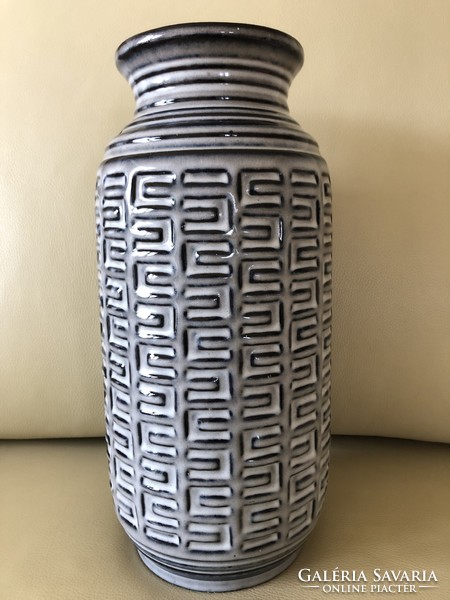 Carstens op-art vase