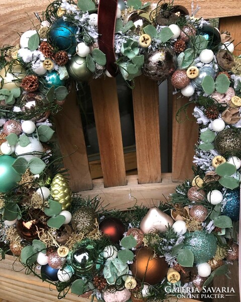 Karácsonyi ajtókopogtató gömbökkel