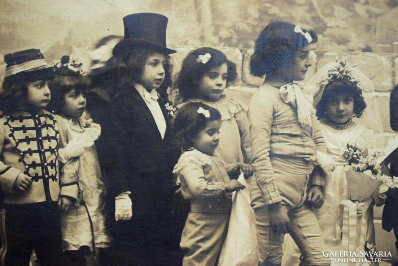 Antik fotó képeslap - esküvőt játszó gyerekek