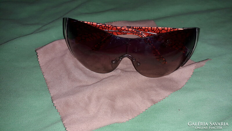 Beautiful extravagant persona super girly sunglasses with hard case as shown in the pictures