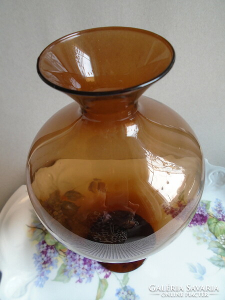 Vékony falu, régi,  barna üveg váza  24,5 cm.