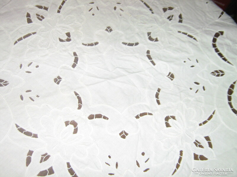 Beautiful vintage roselt round floral white tablecloth