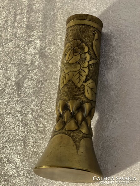 Sárgaréz töltényhüvelyből készült váza dombormintás madaras erdő jelentes egyedi kézműves dísztárgy
