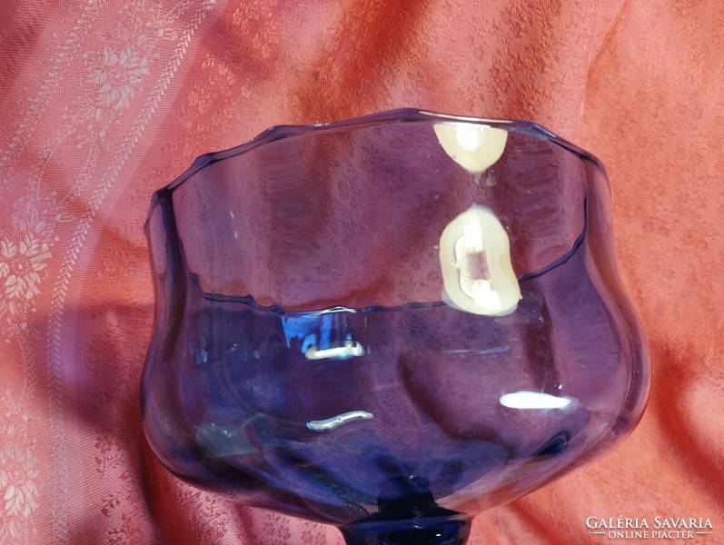 Nagy méretű lila üveg kehely, asztalközép, kínáló