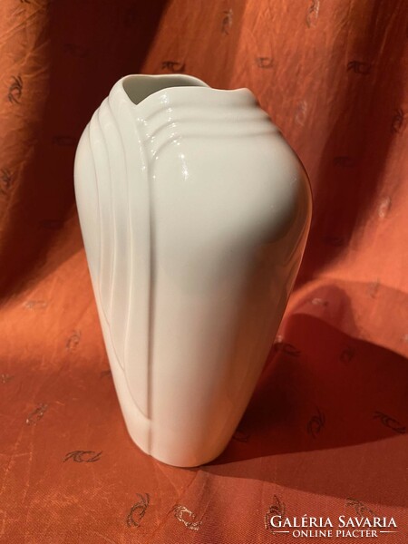 Bareuther unpainted, very nice porcelain vase, table decoration