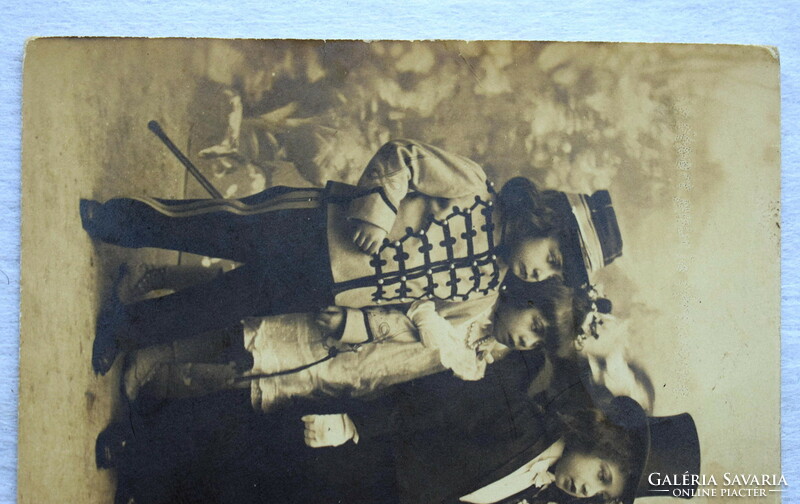 Antik fotó képeslap - esküvőt játszó gyerekek