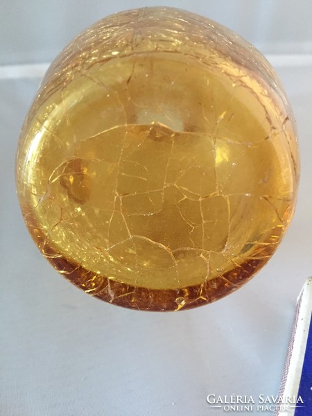 Sárga kraklé kisváza, szép repesztett üveg kancsó, karcagi talán  (M117)