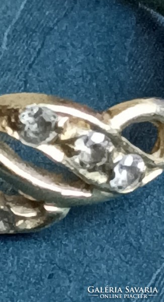 Szép brillköves aranygyűrűi íves mintázatban