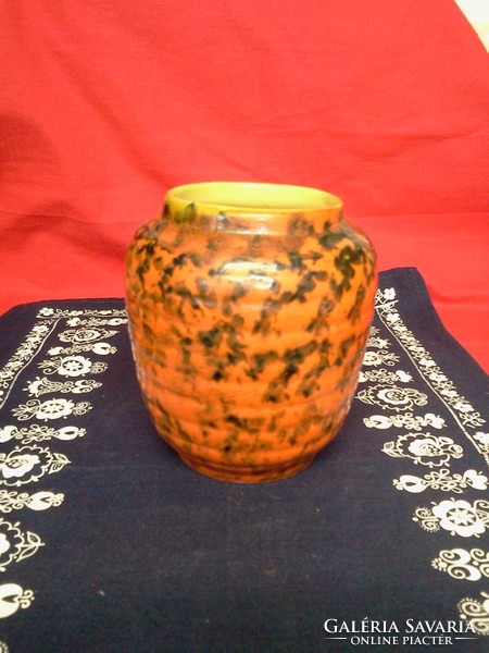 Tófej's vase is large + small