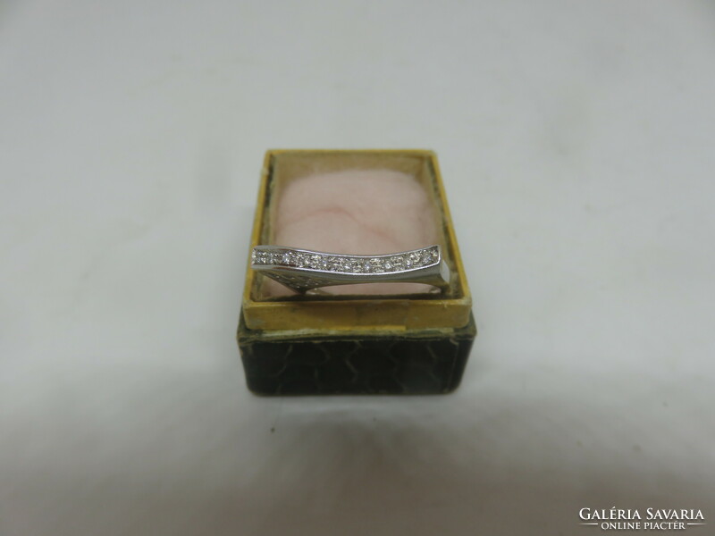 18K white gold ring with 10 small diamonds