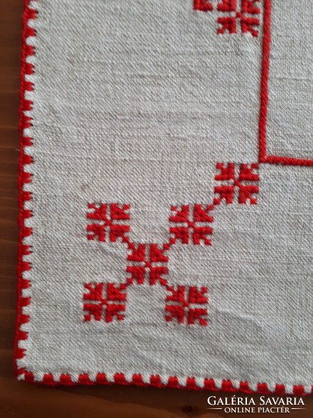 Threaded embroidered small tablecloth